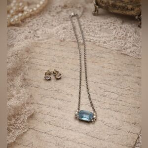 007 Avon Aqua Blue Glass Stone Necklace Pearl Accents w/ Bonus Stud Earrings
